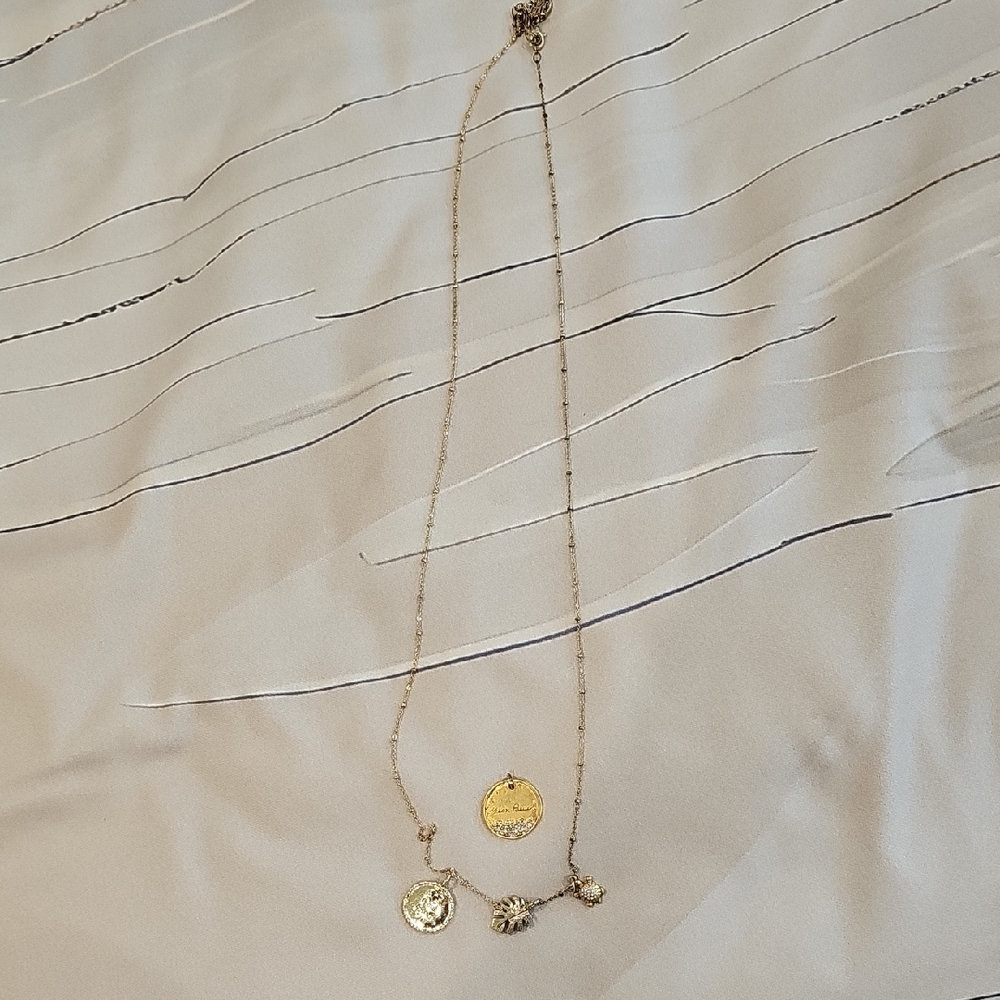 Elegant Gold Pendant Necklace